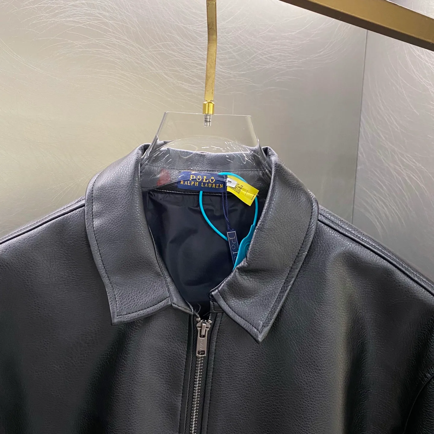 P430 Polo Ralph Lauren zipper solid color lapel long-sleeved leather single jacket men's black simple quality style, the fabric is simulated pebbled leather, the version is customized from the original version, the three-dimensional tailoring is not too loose! ! Custom molded zippers! ! The brand's meticulous three-dimensional equestrian embroidery on the chest is super delicate! ! Customized collar label, QR code can be scanned! ! Three pieces of leather are spliced ​​on the back body, and there are custom buttons on the hem to adjust the tightness! A must-have for stylish men Color: Black Size: S-XL (four sizes available) S M L XL Bust: 118 122 126 130 Shoulder width: 49.6 50.8 52 53 Length: 68 70 72 74 Sleeve length: 62 63 64 65
